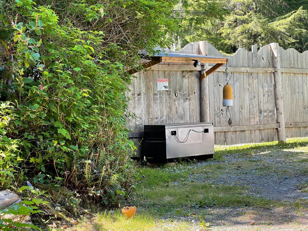 So Damn Lucky Glamping Hotel Ucluelet Eksteriør billede