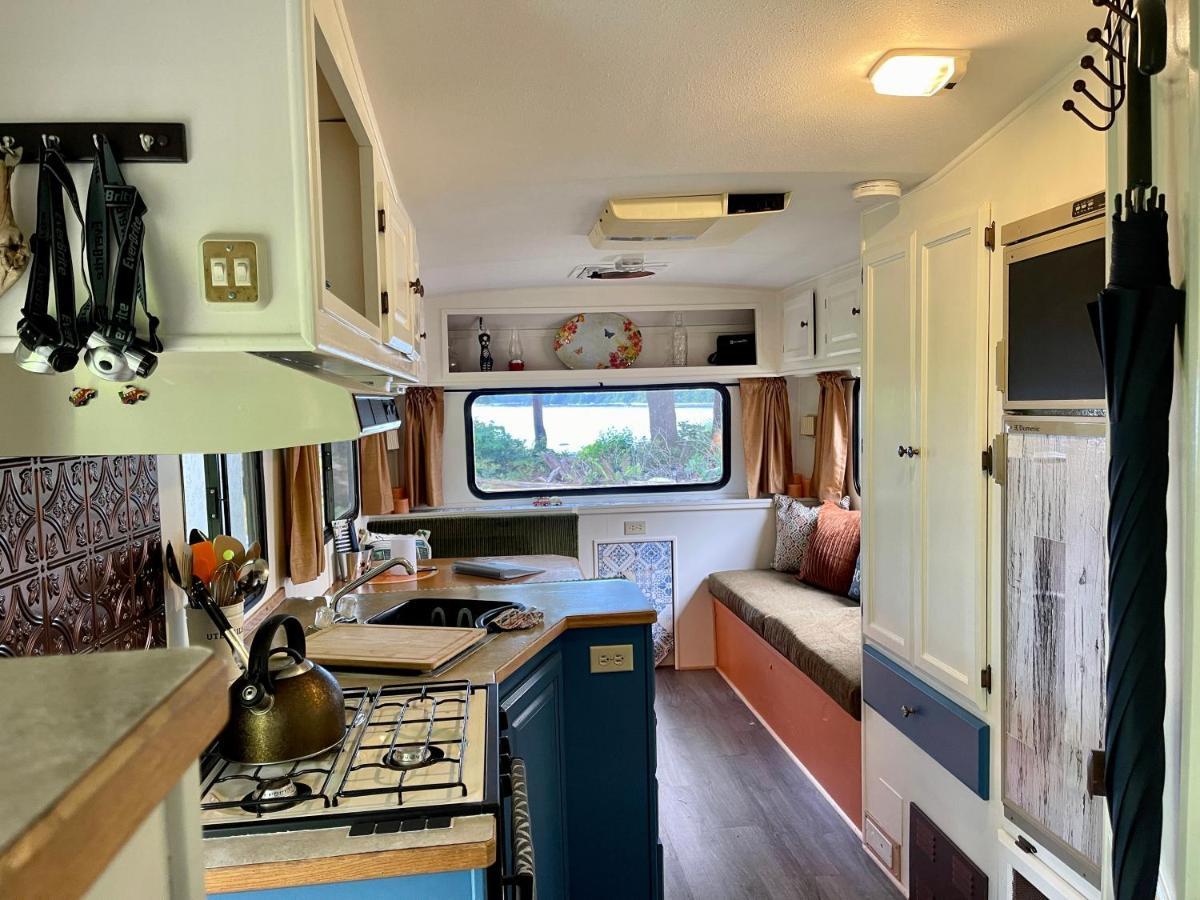 So Damn Lucky Glamping Hotel Ucluelet Eksteriør billede