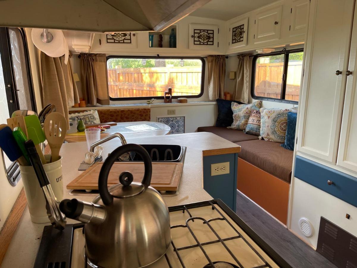 So Damn Lucky Glamping Hotel Ucluelet Eksteriør billede