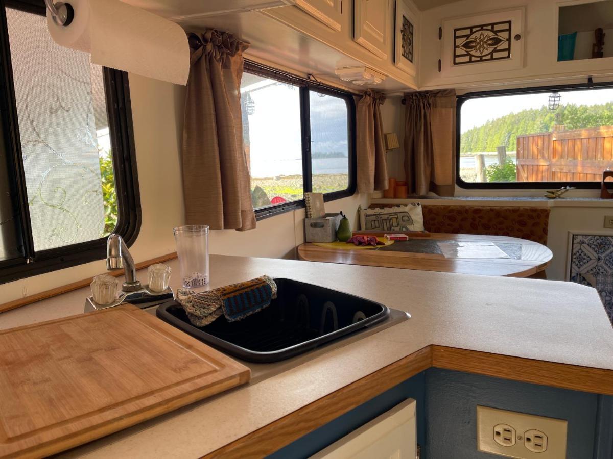 So Damn Lucky Glamping Hotel Ucluelet Eksteriør billede