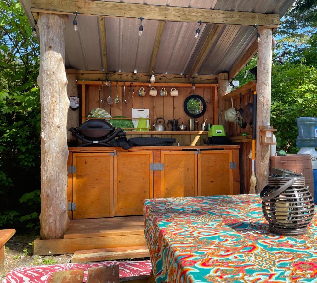 So Damn Lucky Glamping Hotel Ucluelet Eksteriør billede