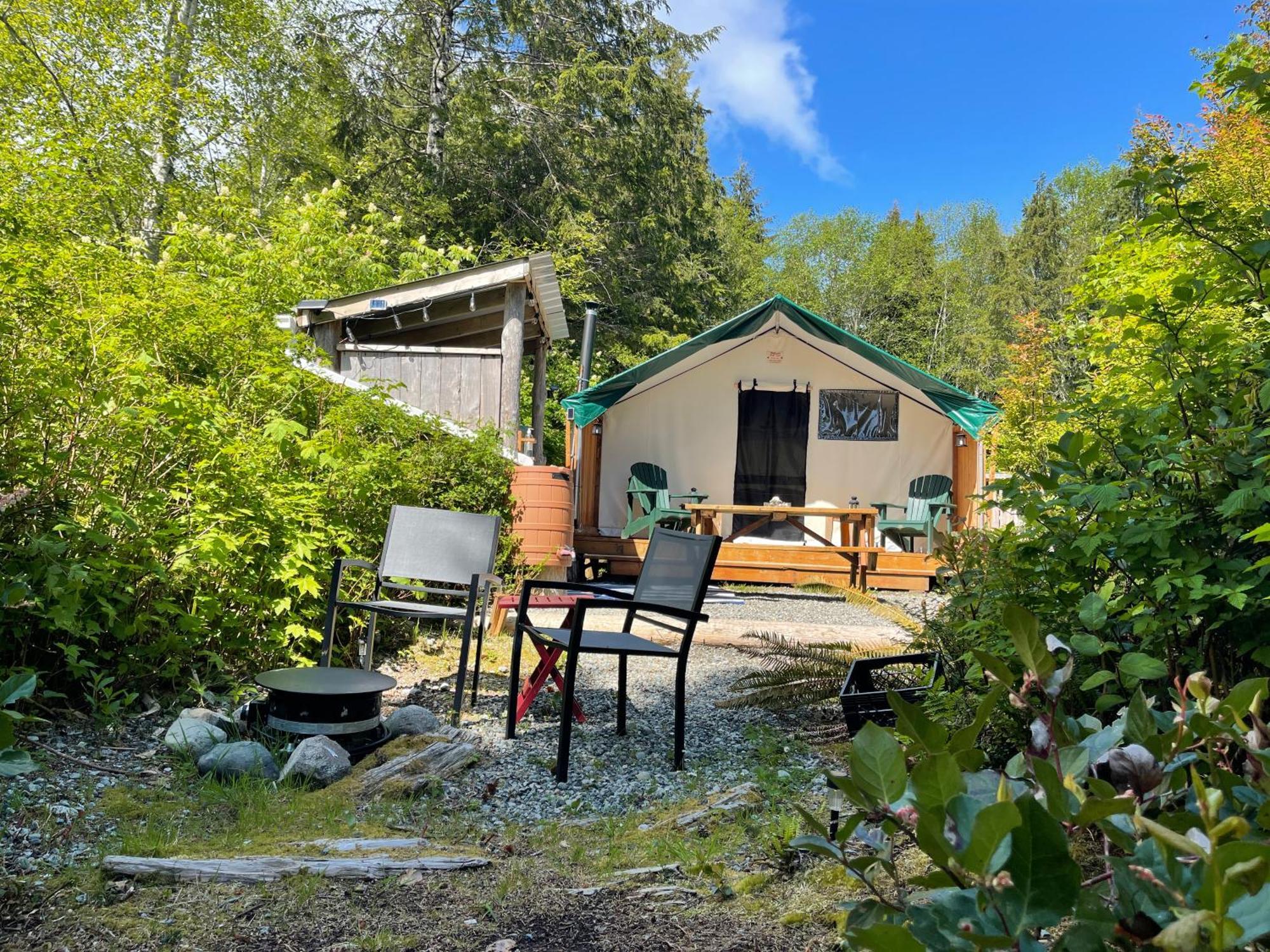 So Damn Lucky Glamping Hotel Ucluelet Eksteriør billede
