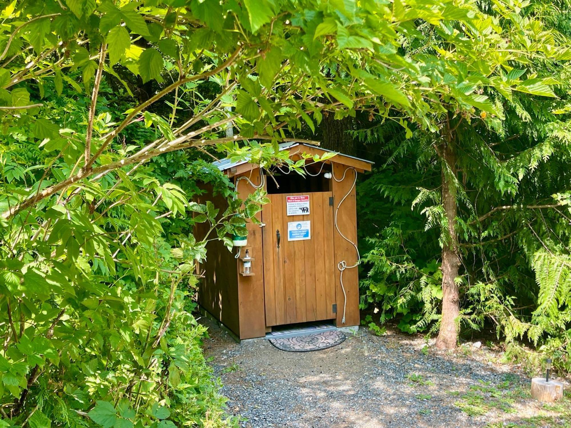 So Damn Lucky Glamping Hotel Ucluelet Eksteriør billede
